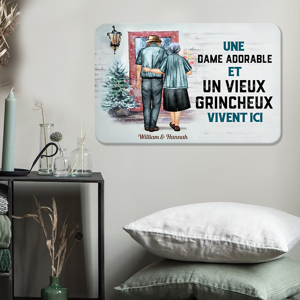 Une Dame Adorable Et Un Vieux Grincheux – Plaque En Métal Personnalisée