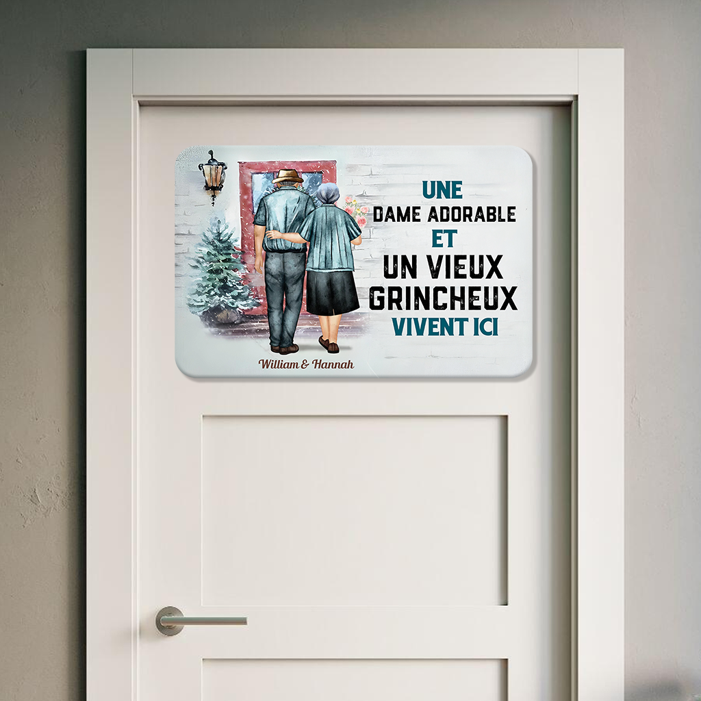 Une Dame Adorable Et Un Vieux Grincheux – Plaque En Métal Personnalisée