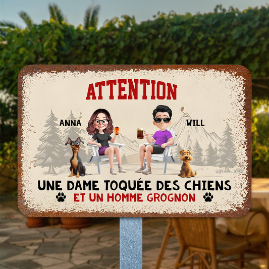 Attention, Une Dame Toquée Des Chiens – Plaque En Métal Personnalisée
