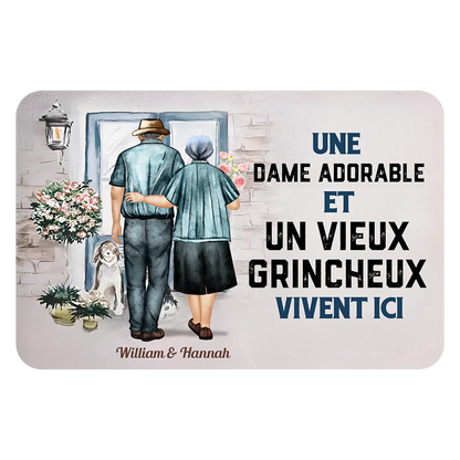 Une Dame Adorable Et Un Vieux Grincheux – Plaque En Métal Personnalisée