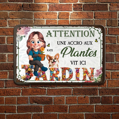 Jardin Une Accro Aux Plantes Vit Ici  – Plaque En Métal Personnalisée