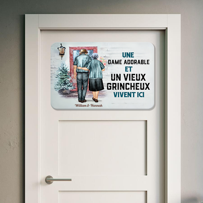 Une Dame Adorable Et Un Vieux Grincheux – Plaque En Métal Personnalisée