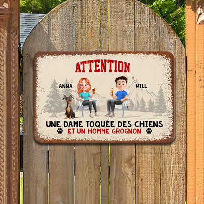 Attention, Une Dame Toquée Des Chiens – Plaque En Métal Personnalisée