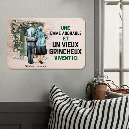 Une Dame Adorable Et Un Vieux Grincheux – Plaque En Métal Personnalisée