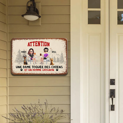 Attention, Une Dame Toquée Des Chiens – Plaque En Métal Personnalisée