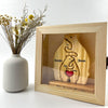 Cadre en bois avec vitre en acrylique transparente et porte à charnière – vitrine anti-poussière avec inscription en italique (boîte uniquement)
